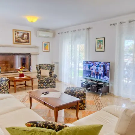 Modern House With A Swimming Pool Close To The Beach Hébergement de vacances *